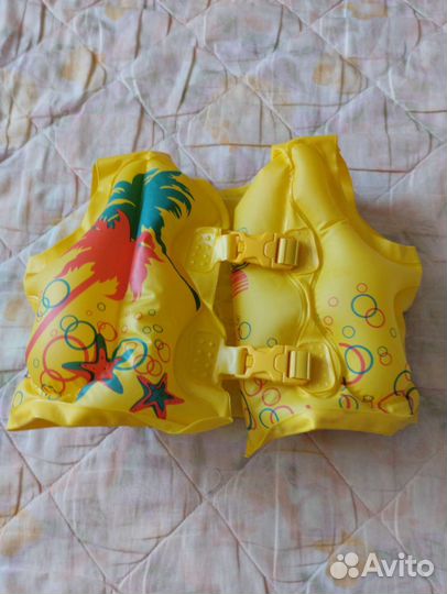 Круг и жилет для плавания