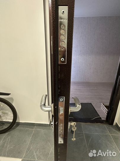 Дверь входная металлическая от застройщика