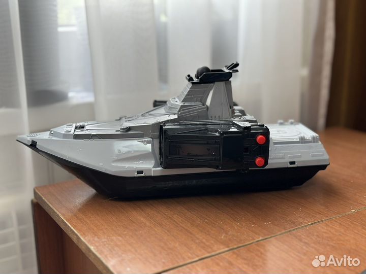 Корабль, стреляющий ракетами