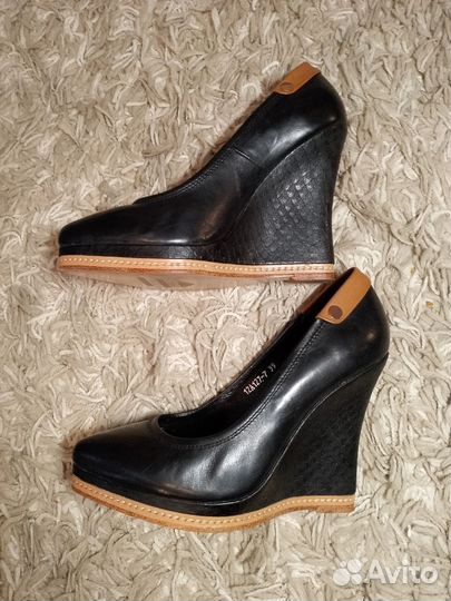 Туфли на танкетке