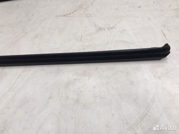 Уплотнитель стекла водительской двери Passat B8