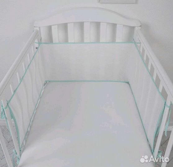 Защитный бортик на кроватку (дышащая сетка)