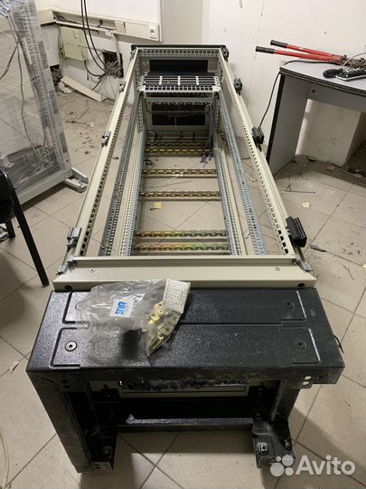 Серверный шкаф (скелет) 42u + 5 патч панелей