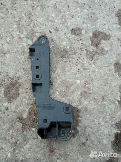 Toyota Camry V70 крепление заднего бампера правое