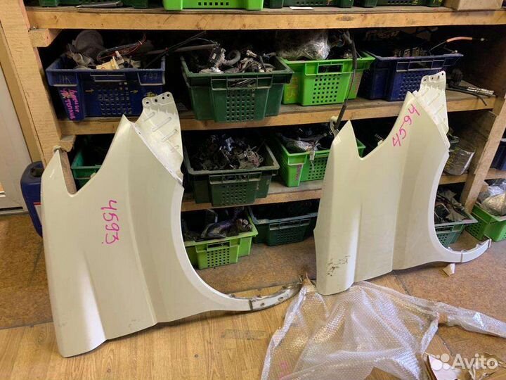 Крыло левое Nissan elgrand 51