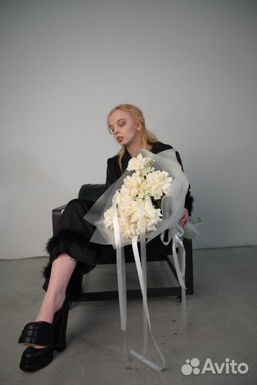 Белые ажурные розы