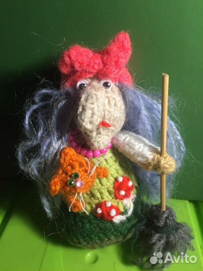 Вязаная игрушка Баба Яга
