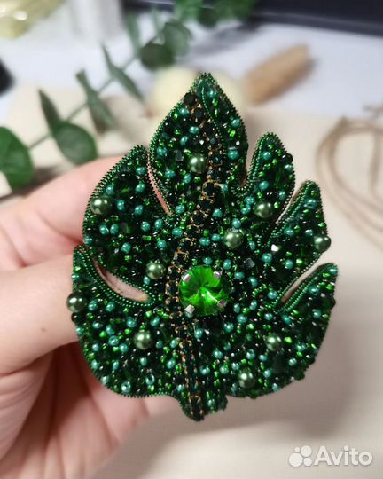 Брошь ручной работы из бисера