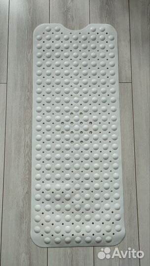 Противоскользящий коврик в ванну