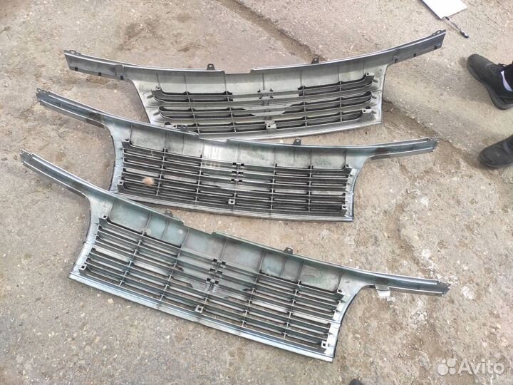 Решетка радиатора Nissan Elgrand E50