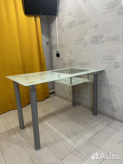 Стол кухонный со стеклянной столешницей