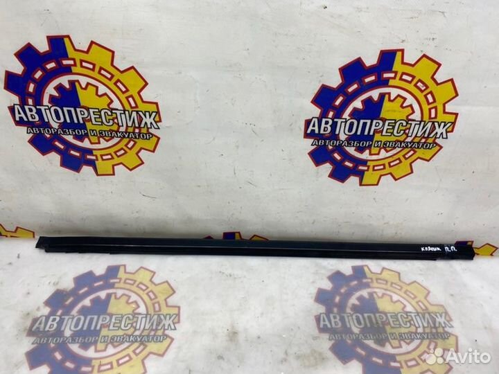 Молдинг двери передний правый Nissan Almera