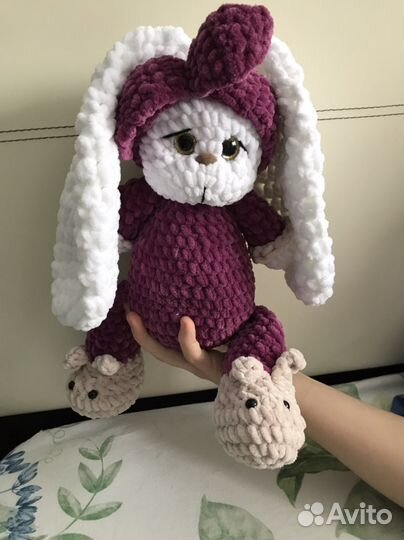 Вязаная игрушка «Зайка в повязке»