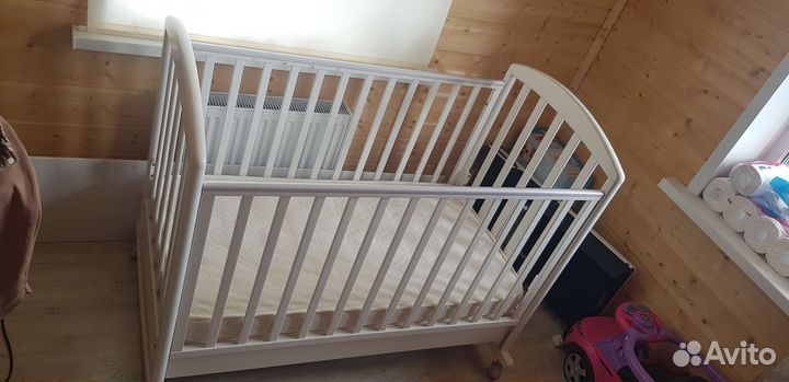 Детская кроватка с ящиком и матрасом