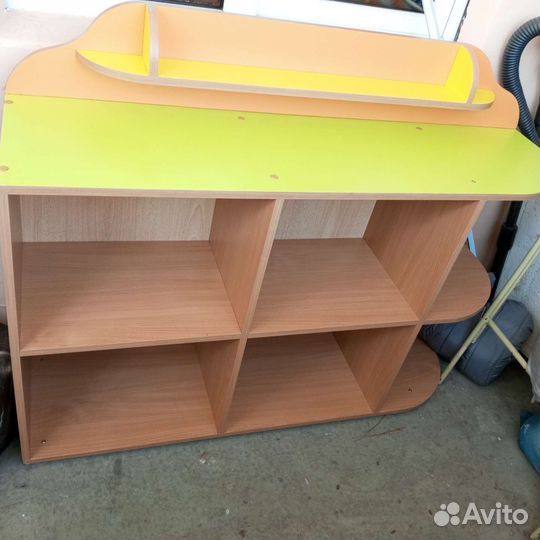 Тумбочка с полочками