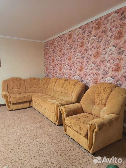 Угловой диван и кресло