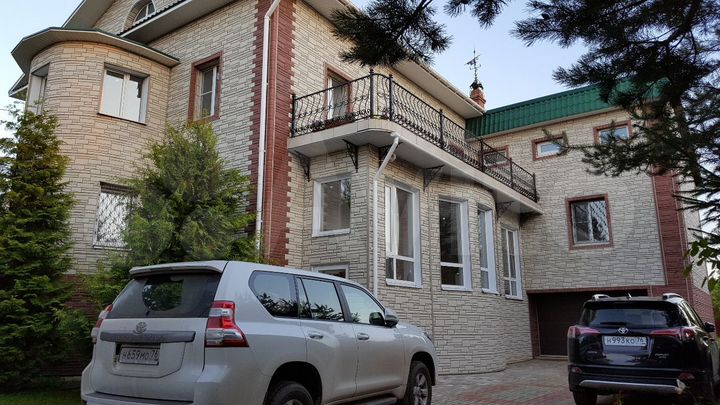 Коттедж 400 м² на участке 13,7 сот.