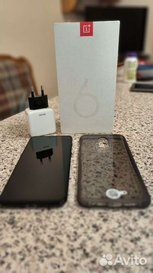 Телефон OnePlus 6T в очень хорошем состоянии