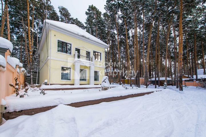 Коттедж 284 м² на участке 15 сот.