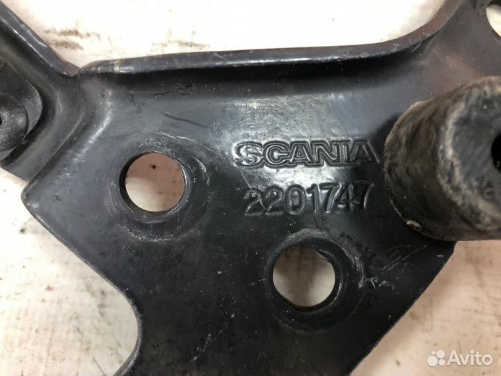 2201747 Кронштейн нижний радиатора правый Scania