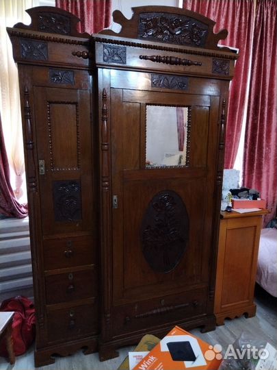 Старинный шкаф