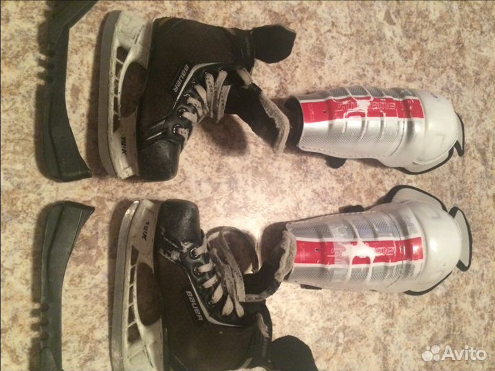 Детские коньки и наколенники