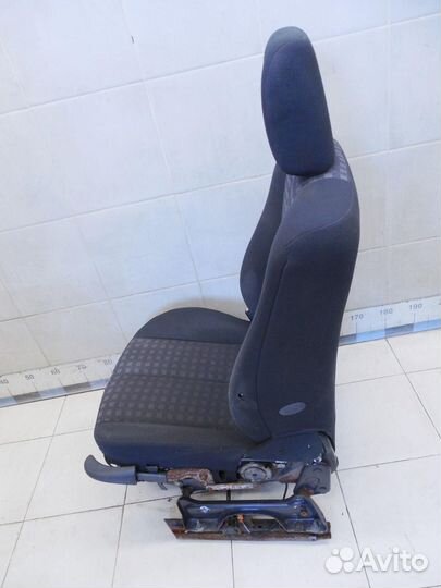 Сиденье переднее левое Megane II 2002-2009