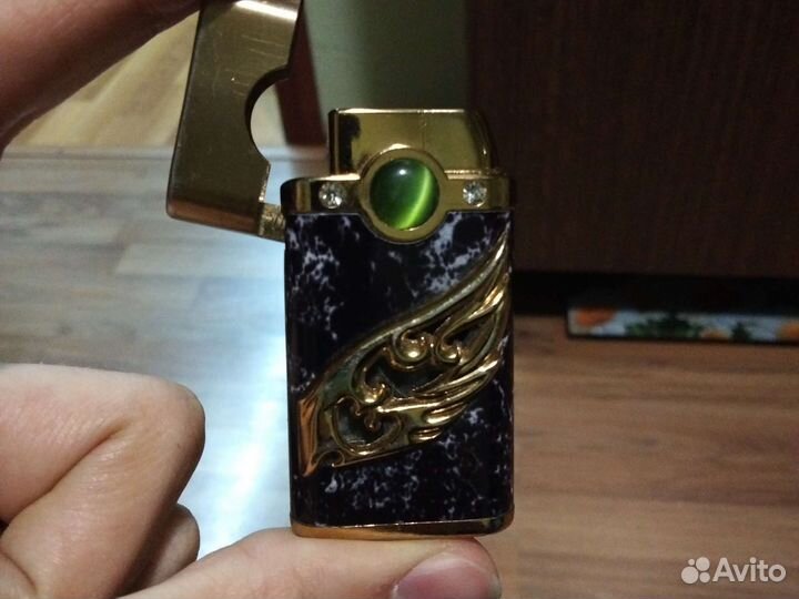 Зажигалка с зеленым камнем