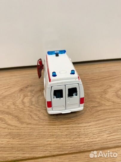 Игрушечная машина скорая помащь