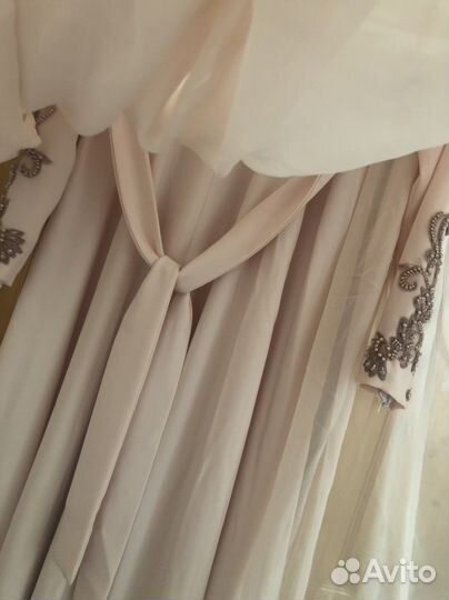 Длинное нежное нарядное платье с кейпом и диадемой