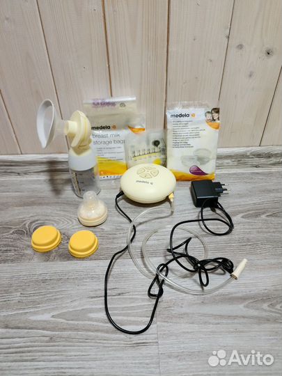 Молокоотсос Medela и стерилизатор Avent