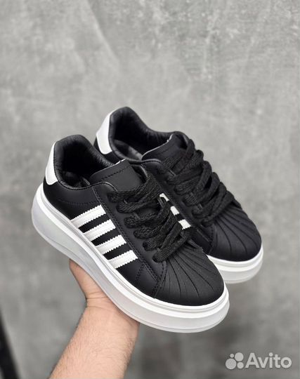 Кроссовки женские