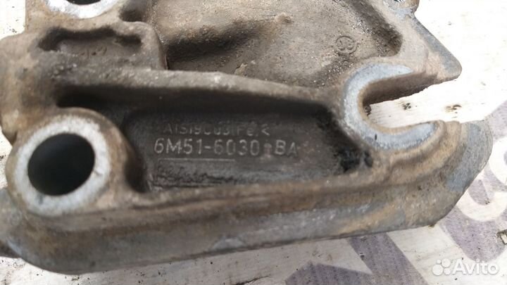 Кронштейн опоры двигателя правый Ford Kuga 1