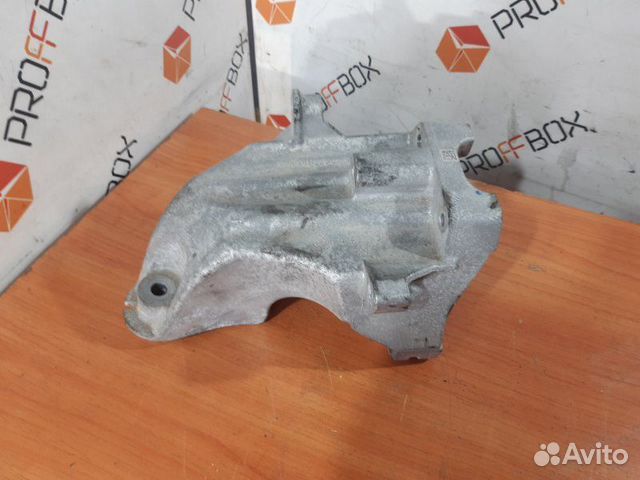 Кронштейн двигателя левый Mercedes C-Class W205