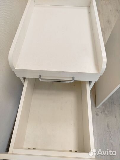 Тумба на колесиках с ящиками