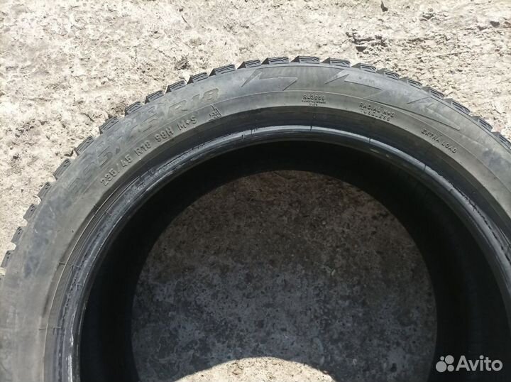 Pirelli Ice Zero 2 235/45 R18 98H