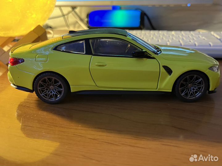 Металлическая модель автомобиля BMW M4 G82 1:23