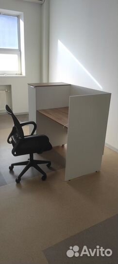 Компьютерный стол для зонирования рабочего места