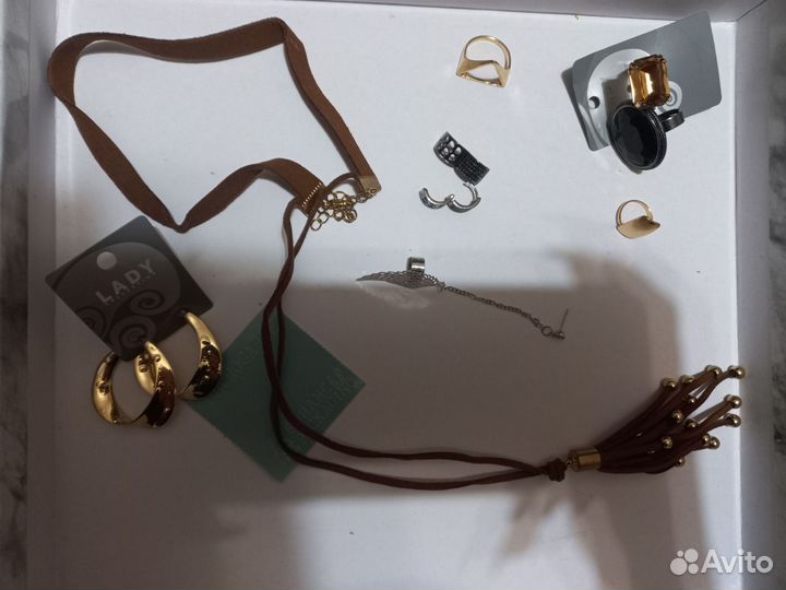 Много украшений-бижутерия пакетом