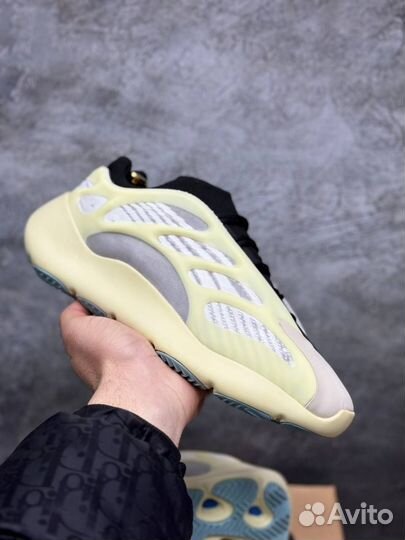 Кроссовки Adidas Yeezy Boost 700 V3 Alvah желтые