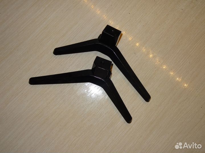 Подставка (ножки) L+R для amcv LE-32ZTH15 (2019)