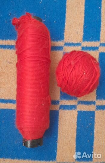 Много красной пряжи