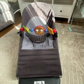 Шезлонг babybjorn с игрушкой