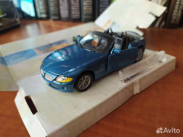 Модель BMW Z4 1:43 Cararama открывашка