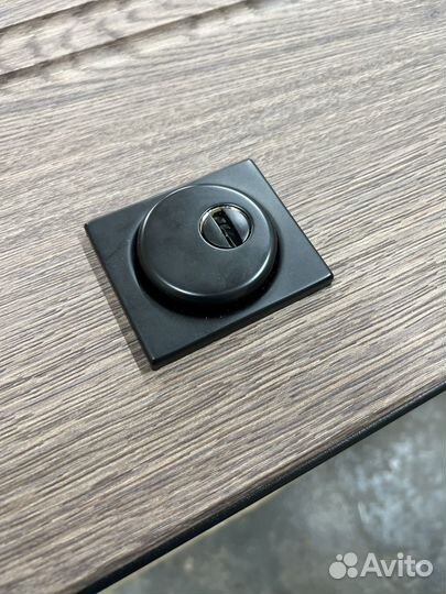 Входная квартирная дверь со скрытыми петлями