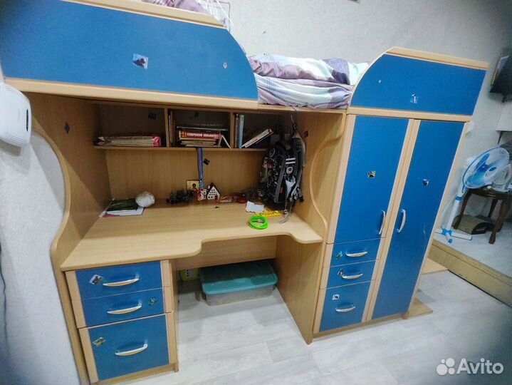 Детская кровать чердак со столом и шкафом