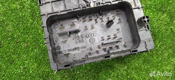 Блок предохранителей под капот Volkswagen Passat