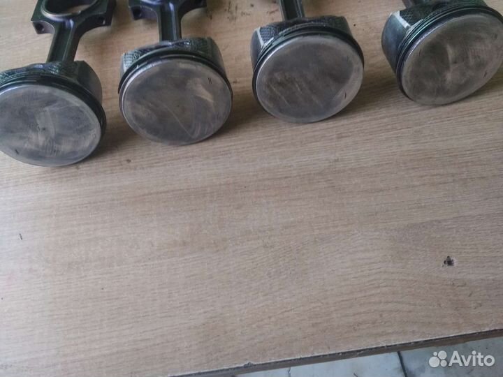 Поршни мотор ciba 2.0 бензин мондео3 2006г. Станд