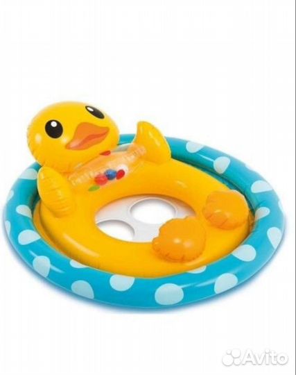 Детский бассейн и круг для плавания