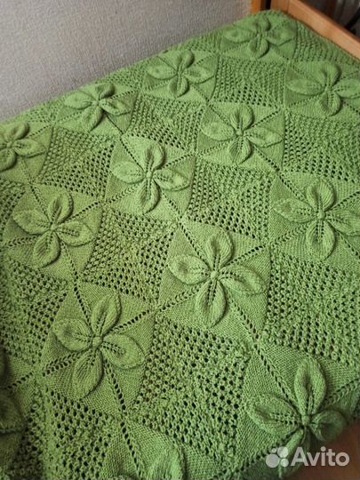 Вязаный плед ручной работы